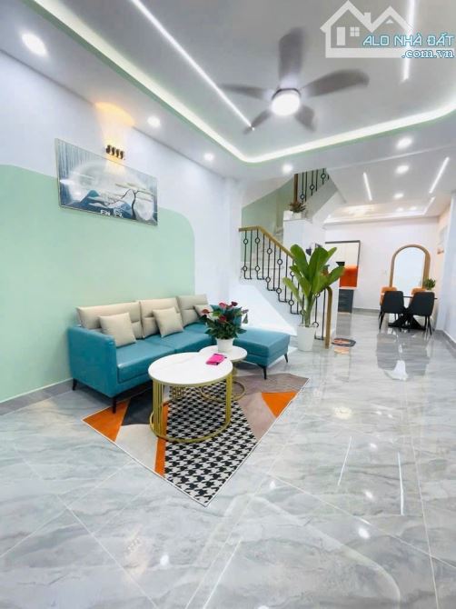 Bán nhà đường Hoàng Diệu, Quận 4, Giá: 2 tỷ 390 triệu / 50m2, sổ hồng riêng chính chủ
