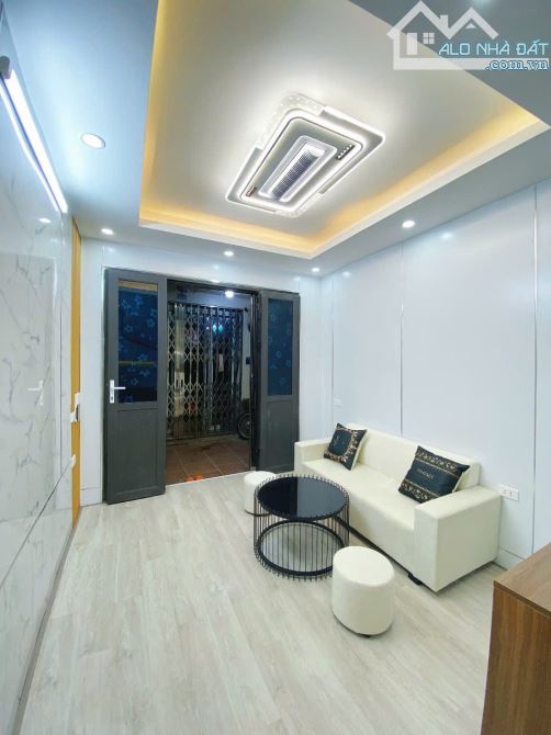 Hiếm, Nhà Đẹp Vĩnh Hưng 5 Tầng mới, gần trường cấp hai giá nhỉnh 3 tỷ