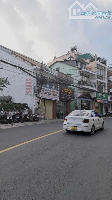 Siêu vị trí trung tâm 3/2 trục chính Đà Lạt 175m² - giá 177tr/m2 - sổ hồng - có nhà 5PN