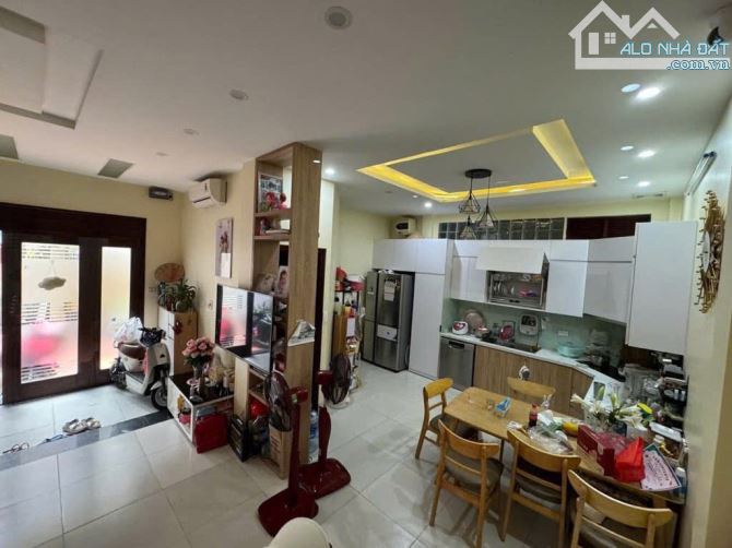 Đường Láng, 69m 5 tầng chỉ 11,9 tỷ, gần trường học, bênh viện khu đô thị