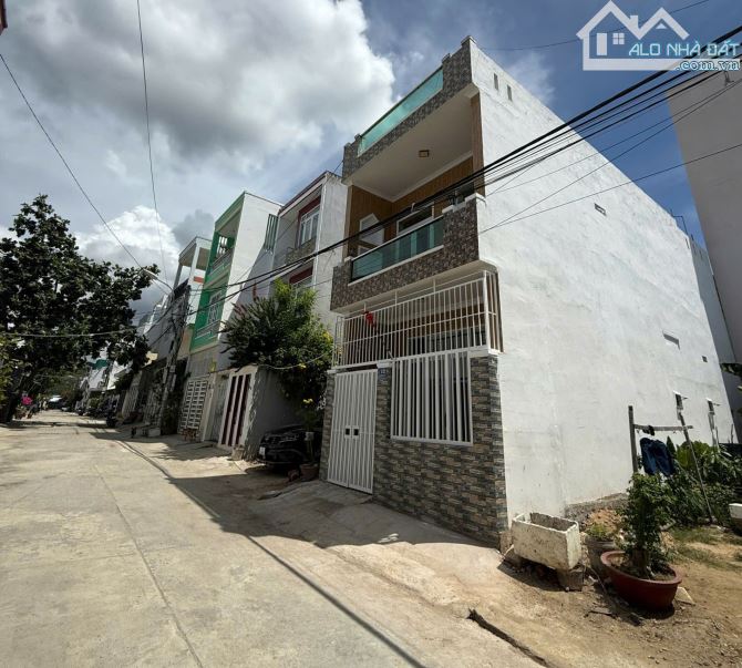 Nhà 1 trệt 1 lầu khu dân cư Hòn Xện Vĩnh Hòa dt 63m3 ngang 4,5m đường 7m