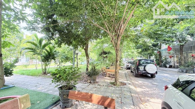 Bán biệt thự LK lô góc view công viên KĐT Foresa Xuân Phương. DT 140m x 4 tầng, mt 20m.