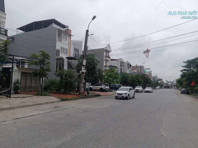Bán lô đất 180m2 ngang 9m mặt đường 30 Văn Cao, vị trí đẹp