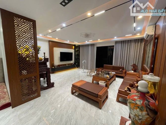 NHÀ ĐẸP, PHÂN LÔ, VỈA HÈ, Ô TÔ TRÁNH, NGÕ THÔNG, Ở NGAY, NỘI THẤT XỊN PHỐ NGUYỄN CHÁNH.