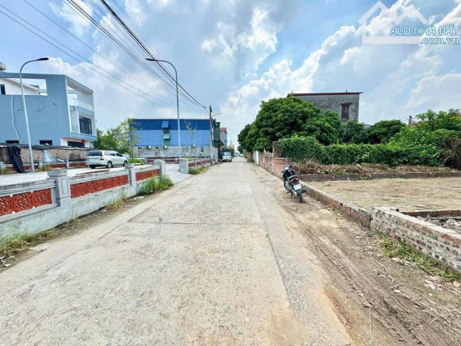 Bán đất Nguyên Khê, DT 47m2, Lô góc, Ngay trục chính, Đường 5m, 2 Ôtô tránh nhau, Gía DT!