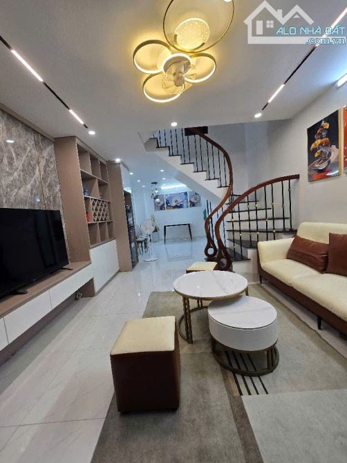Bán nhà Hoàng Hoa Thám, ngõ thông, nhà đẹp ở ngay, tặng full NT, 44m2, 4 tầng, giá 8 tỷ