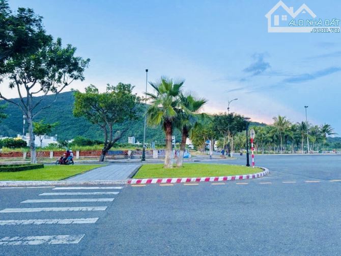 BÁN ĐẤT TẶNG NHÀ C4 - TRẦN QUANG KHẢI - GẦN BIỂN - 111m2 - MT 5,05 - 11ty1.