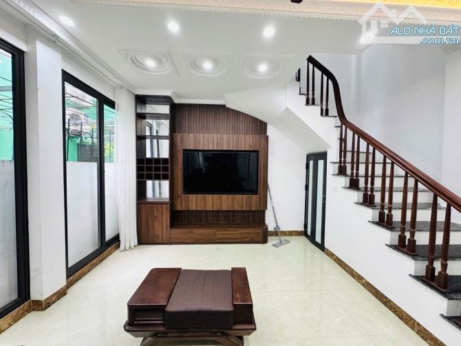 BÁN NHÀ NGÕ QUẬN ỦY CẦU GIẤY – GẦN Ô TÔ, GẦN HỒ – 6 TẦNG – CHỈ nhỉnh 9 TỶ 📍 Địa chỉ: Ngõ