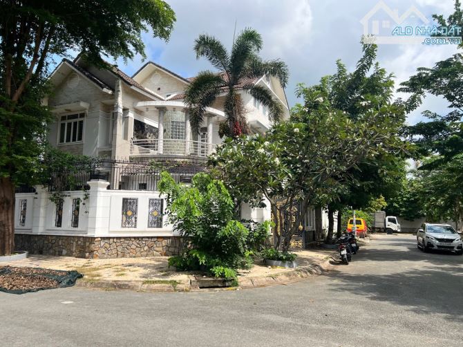 Bán nhà biệt 8x20 khu Nguyễn Gia Trí ( D2 ) Q.Bình Thạnh,