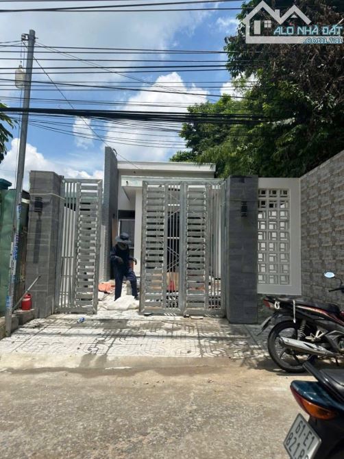 Bán nhà mặt tiền đường hẻm 385 Lê Hồng Phong 3phòng ngủ, 2 WC, sân đậu 2 ôtô.