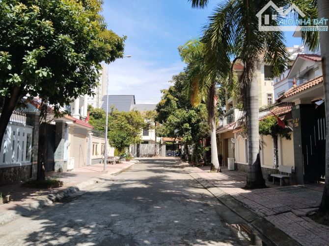 BÁN CĂN BIỆT THỰ 250M2 GỒM 1 TRỆT 2 LÀU KHU ĐỒI 2 PHƯỜNG 10 VŨNG TÀU GIÁ 18,5 TỶ