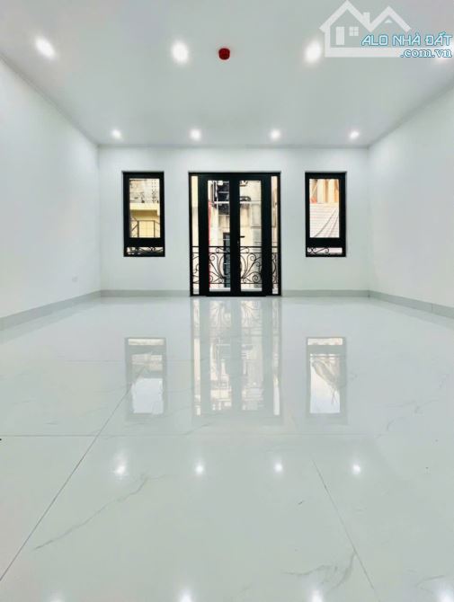 Cực kỳ lộc lá - Mặt phố Nguyên Hồng trống duy nhất sàn 65m2 giá rẻ