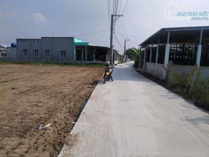 Bán đất xây nhà mặt tiền đường bê tông 5x30 ngay 1 sẹc 823D, giá 850 triệu, full thổ, ĐHT
