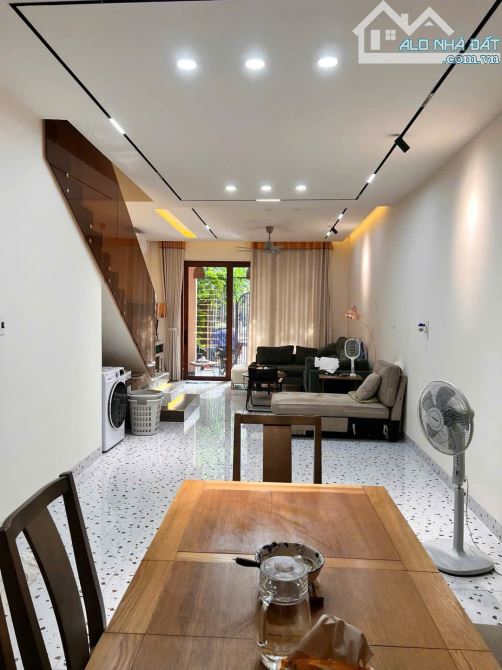 NHÀ ĐẸP KIỆT NGUYỄN VĂN THOẠI- VÀI BƯỚC CHÂN TỚI ĐƯỜNG CHÍNH- ĐI BỘ 2 PHÚT TỚI BIỂN.