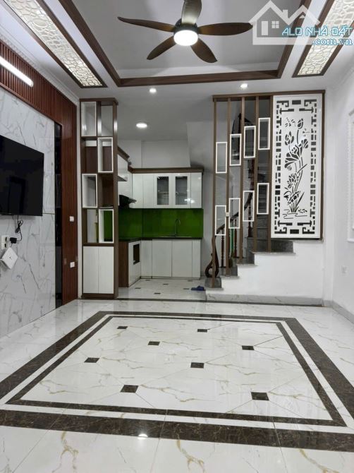 5,25 tỷ - 33m2 - 5 tầng - 3 ngủ - ô tô gửi đầu ngõ cách 15m - hàng hiếm ở Long Biên