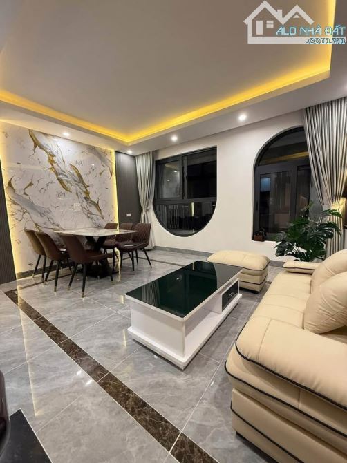 - Bán nhà Hoàng Hoa Thám, 10m ô tô, dân xây, sát phố, 35m2, 9.1 tỷ.
