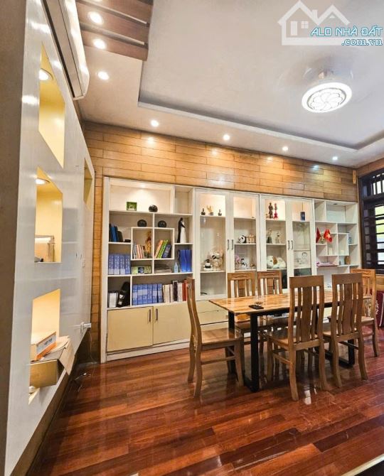 Nhà mặt phố Đặng Tất, Ba Đình,64m2*4 Tầng, Mặt Tiền 4.8m, lô góc, vài bước tới Lăng Bác