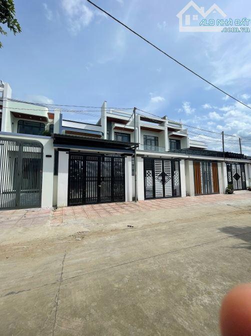 Chỉ duy nhất 1 căn nhà 1 Trệt 1 Lầu sân vườn giá rẻ sổ riêng thổ cư, Gần Ngã 3 Cây Dương