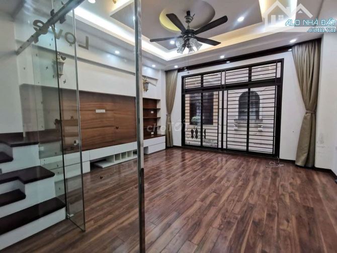 Cho thuê nhà ngõ kd, ô tô Thái Hà, Đồng Đa, 30m2, 5 tầng, thông phòng, 20tr