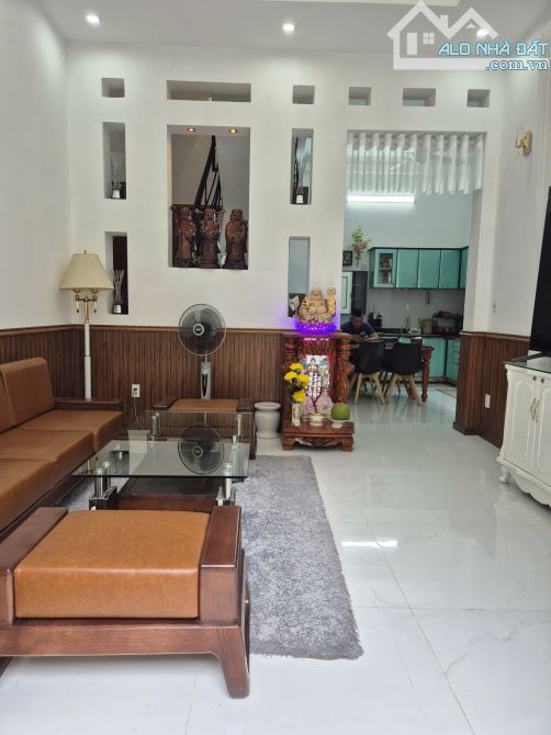 Chỉ 8.5 tỷ TL, hẻm 7m, trệt 2 lầu ST, 4 PN, 4WC, gần CC Bàu Cát 2, P10