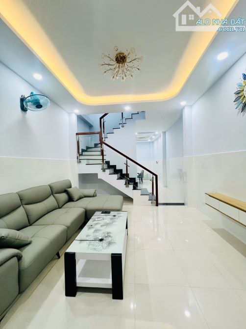 Chỉ 7.5 Tỷ TL, Nhà 2 tầng, 4x11m, 43m2, đường Bành Văn Trân, P7