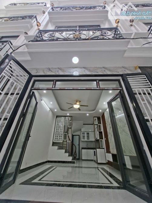 NHÀ ĐẸP VIỆT HƯNG 34M2 5 TẤNG, GẦN CHỢ, TRƯỜNG CÁC CẤP, AN SINH ĐỈNH