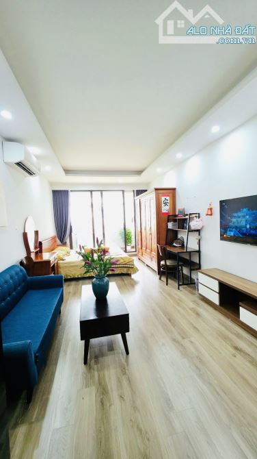 Căn Studio tập thể - hàng xóm Vincom Nguyễn Chí Thanh - view mặt phố