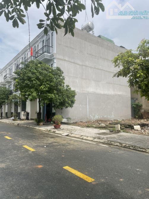 LÔ ĐÂT 61m2,NẰM TRONG KDC, ĐƯỜNG NHỰA, CÁCH ĐƯÒNG DT CHỈ 100M, SỔ SÃN, CC NGAY