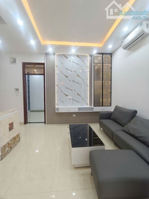 SIÊU PHẨM CẦU GIẤY NHÀ MỚI XÂY 5 TẦNG -NỘI THẤT SANG XỊN-NGÕ RỘNG THẲNG -NHỈNH 7 TỶ