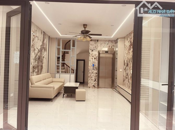 Bán nhà Thạch Bàn, Long Biên 40m2, 6 tầng, thang máy, ô tô đỗ cổng, 10m ra ô tô, 8.8 tỷ