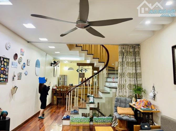 Bán nhà Bồ Đề, Long Biên 50m2, 5 tầng, mt 4m, ô tô thông, vào nhà, 13.8 tỷ