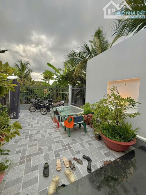 Nhà Đẹp Kiên cố, 3 Phòng - Đường 4m, có sân đậu OTO Mỹ hưng, Mỹ Phong. Bao chắc chắn.