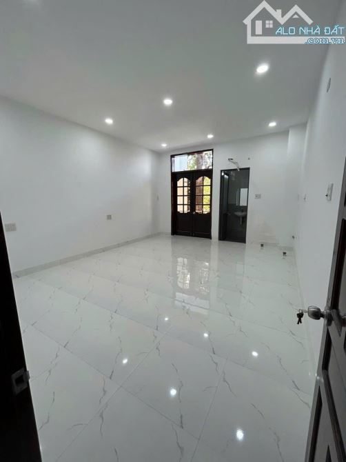 bán nhà 3 tầng 72.7m2 giá 13.5 tỷ mặt tiền đường Hoàng Diệu cách biển 500m, nhận ký gửi