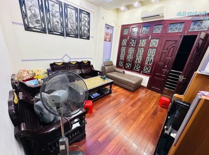 Bán nhà dân xây 3 tầng đủ công năng gia tốt hiếm có