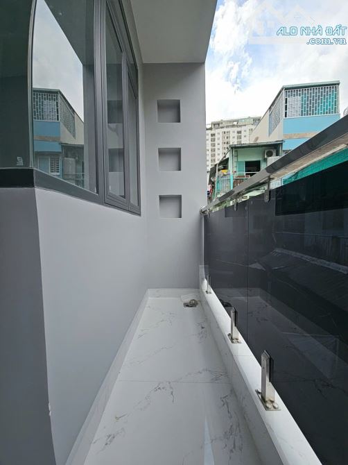 Sát mặt tiền Hoàng Diệu  Vip Q4 - Ngang 3.6 Dài 10 có 6 tỷ - 10