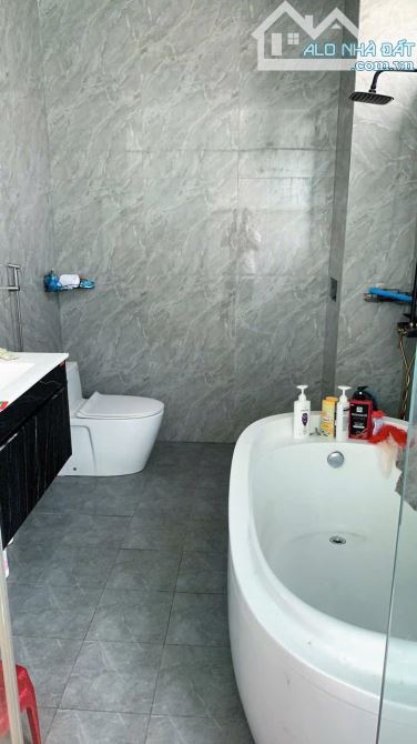 Bán nhà Đẹp 1 trệt 3 lầu Thang Máy  mới xây để ở tâm huyết 1 xẹt đường Nguyễn Ái Quốc - 10