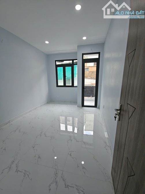 Sát mặt tiền Hoàng Diệu  Vip Q4 - Ngang 3.6 Dài 10 có 6 tỷ - 11
