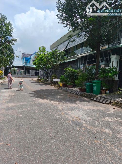 LÔ ĐẤT SAU LƯNG CHỢ TRUNG THÀNH - NGAY KDC - 1
