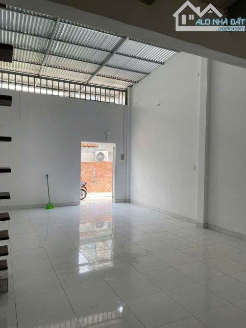 Vị trí đẹp 496 Dương Quảng Hàm 5mx12m CN 60m2 Giá chỉ 6,5 tỷ - 1