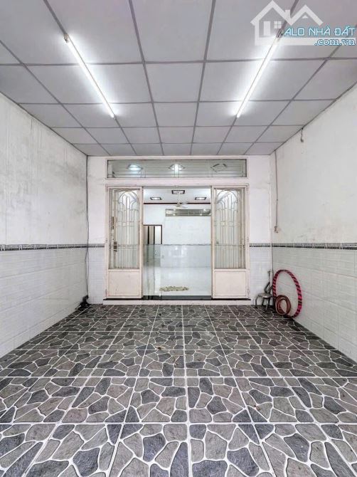 Căn nhà đang cho thuê 4tr/th nay kẹt tiền cần bán gấp với giá tốt 810 triệu, bao sổ. - 1