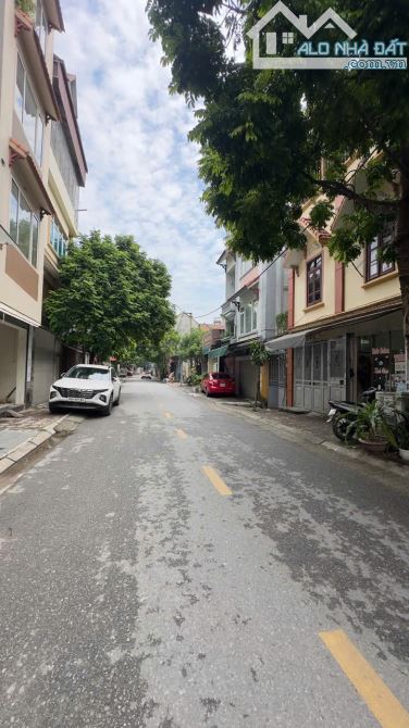 Cho thuê nhà nguyên căn Vũ Xuân Thiều, Long Biên - Ô tô tránh, Vỉa hè, Thông sàn KD - 1
