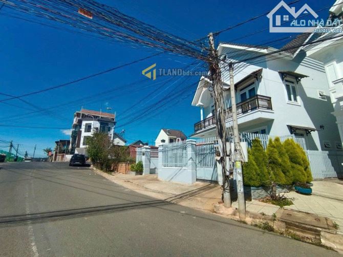 Villa mặt tiền KQH P8 Đà Lạt đường nhựa lớn 12m rộng 215m2 chỉ 15 tỷ - 1