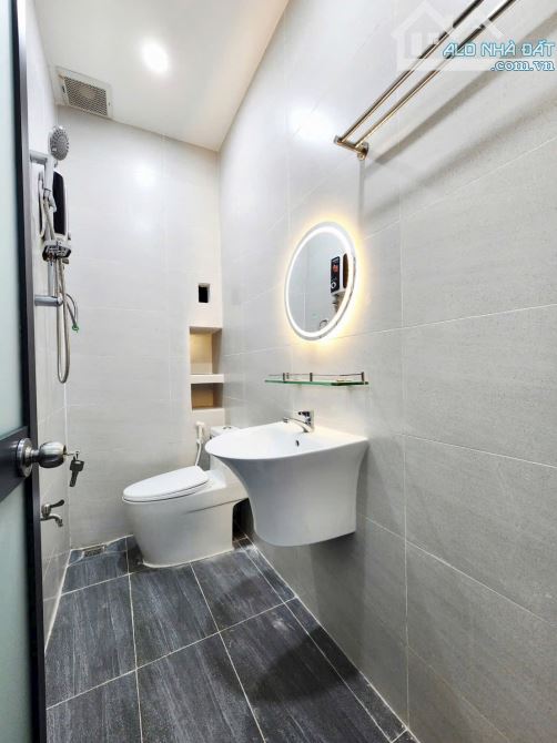 🏡 NHÀ HẺM XE HƠI CMT8 – QUẬN 10 🔹 Cách Mạng Tháng 8, P.15, Q.10 🔹 Kết cấu: 1 trệt, 3L - 1