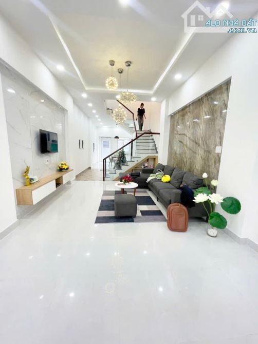 ĐƯỜNG SỐ 10, BHH B, 4 X 16, 3 TẦNG BTCT, 2 MẶT HẼM,HXH ĐÕ CỬA 6M, CÓ FULL NT, CHỈ 5.X TỶ - 1