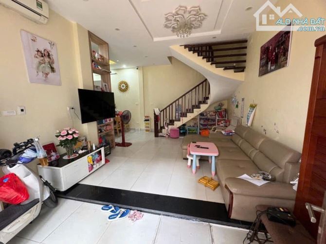 Đường Láng, 69m 5 tầng chỉ 11,9 tỷ, gần trường học, bênh viện khu đô thị - 1
