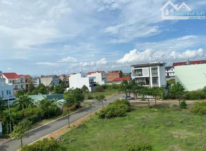 BÁN CĂN BIỆT THỰ HOÀN CÔNG - DT 257m2 - NGANG 10m - HƯỚNG ĐÔNG NAM - GẦN SUNGROUP - 15.5TY - 1