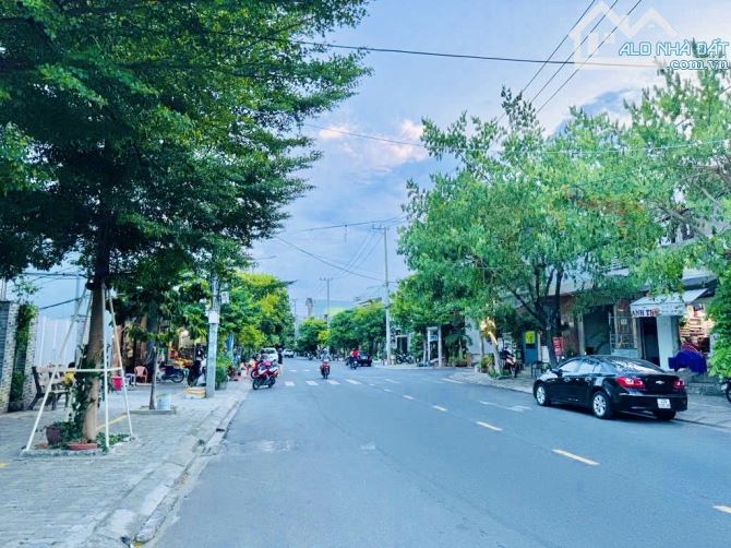 BÁN ĐẤT TẶNG NHÀ C4 - TRẦN QUANG KHẢI - GẦN BIỂN - 111m2 - MT 5,05 - 11ty1. - 1