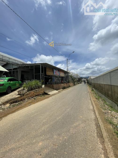 Hơn 3300m2 đất mặt tiền Nguyễn Hoàng P7 Đà Lạt 30 tỷ TL - 1