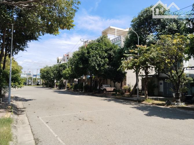 BÁN CĂN BIỆT THỰ 250M2 GỒM 1 TRỆT 2 LÀU KHU ĐỒI 2 PHƯỜNG 10 VŨNG TÀU GIÁ 18,5 TỶ - 1
