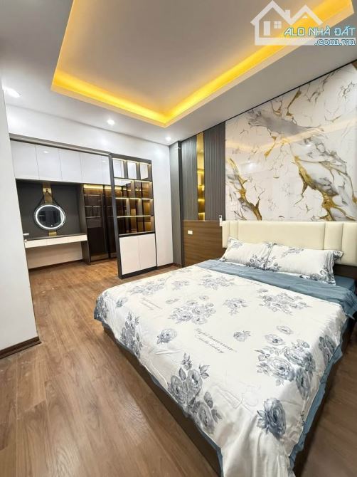 - Bán nhà Hoàng Hoa Thám, 10m ô tô, dân xây, sát phố, 35m2, 9.1 tỷ. - 1